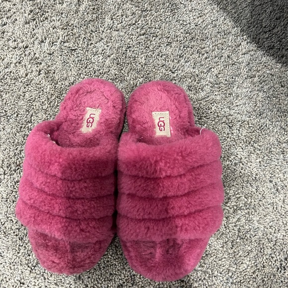 Very cute and comfy ugg slippers - Picture 3 of 4